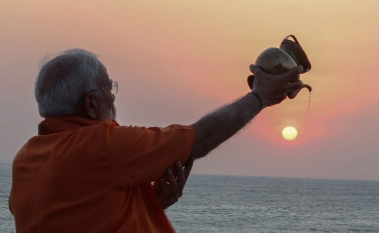 મોદીએ સૂર્ય પૂજા વિવેકાનંદ