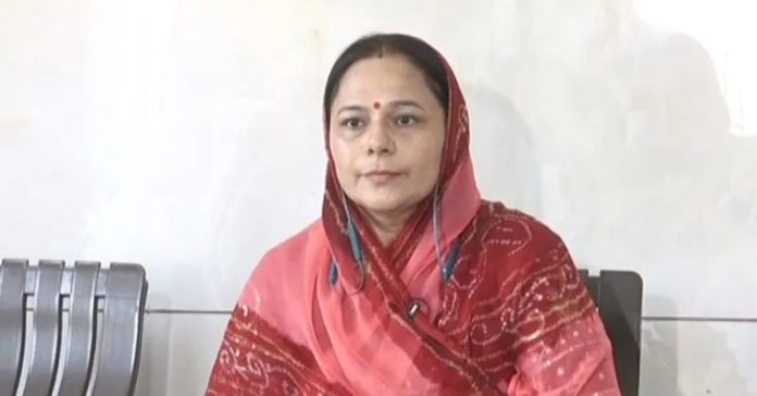 પદ્મિનીબા વાળાએ રૂપિયા ઉઘરાવ્યા