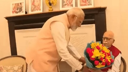 મોદી અડવાણીને આશીર્વાદ