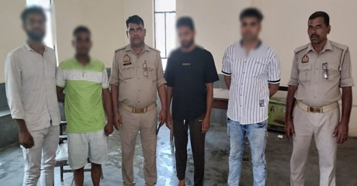 મુસ્લિમ યુવકોએ મૂર્તિઓ તોડી