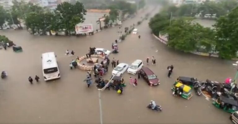 વડોદરા અને સૂરતમાં પૂરની સ્થિતિ