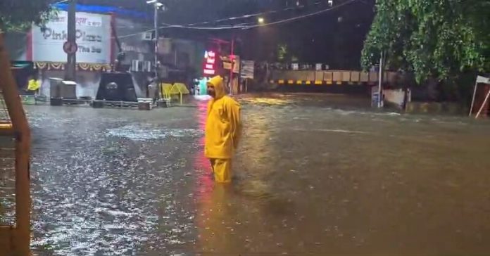 મહારાષ્ટ્રના મુંબઈમાં મુશળધાર વરસાદ