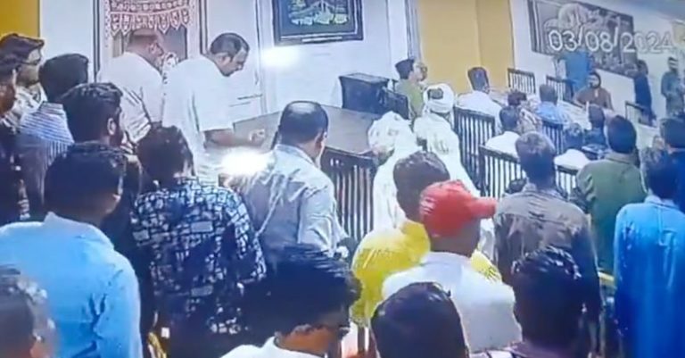 કચ્છ કોંગ્રેસ નેતા મહિલા ખુરશી FIR
