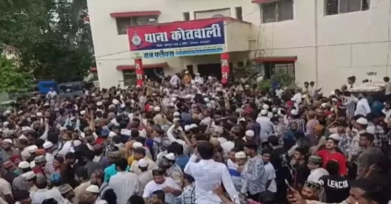 પથ્થરમારો મુસ્લિમ ટોળાએ