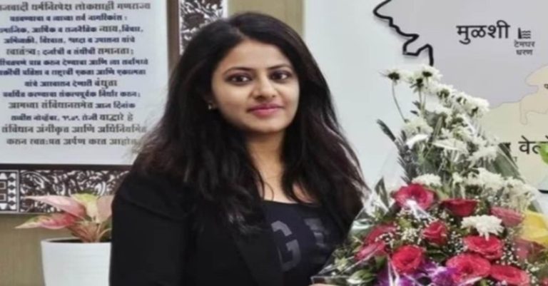 પૂજા કેન્દ્ર સરકારે બરતરફ