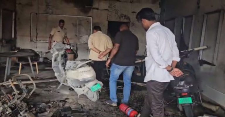 ઓલા સ્કૂટર શો-રૂમ આગ