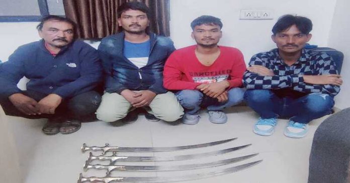 મુસ્લિમ શખ્સોએ જાહેરમાં તલવારો