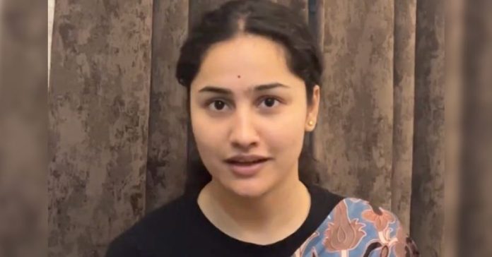 મીનાક્ષી ગાંધી FIR