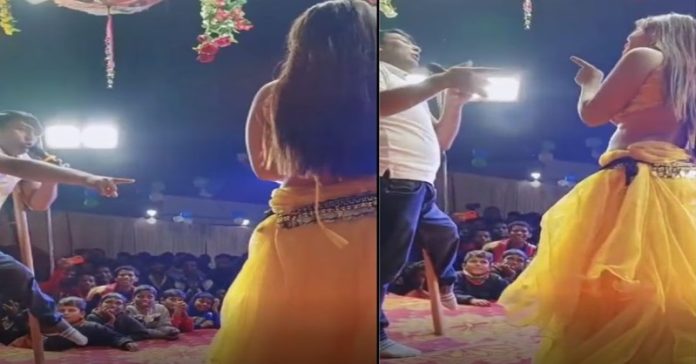 આઝમગઢમાં ઓર્કેસ્ટ્રા હિંદુ દેવી-દેવતાઓ