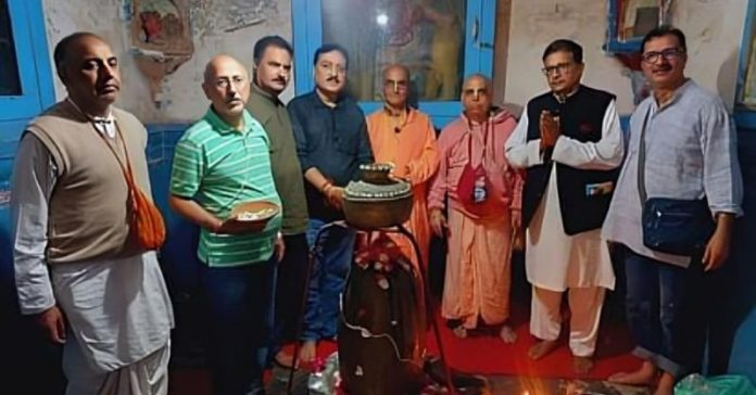 કાશ્મીરી હિંદુઓ મંદિરમાં શિવલિંગને