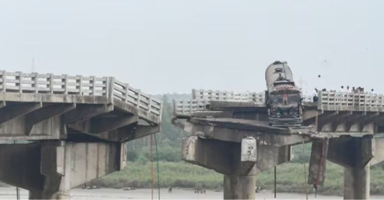 1986માં નિર્માણ, 2022થી થતી હતી રજૂઆતો: જે ગંભીરા બ્રિજ તૂટી પડવાથી 14ના જીવ ગયા, તેની જર્જરિત હાલત વિશે ભૂતકાળમાં અનેક વખત અધિકારીઓનું ધ્યાન દોરી ચૂક્યા હતા સ્થાનિકો