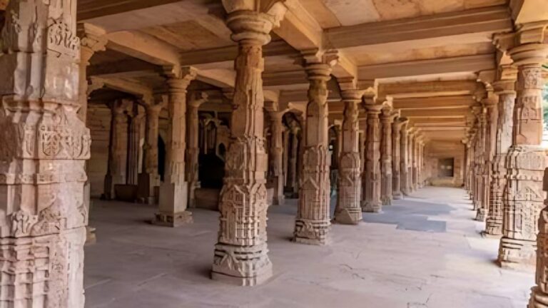 ભોજશાળાને હિંદુ મંદિર જાહેર કરતો હાઇકોર્ટનો ચુકાદો યથાવત: સુપ્રીમે રોક મૂકવાનો ઇનકાર કર્યો, સંકુલમાં જુમ્માની નમાજને મંજૂરી નહીં